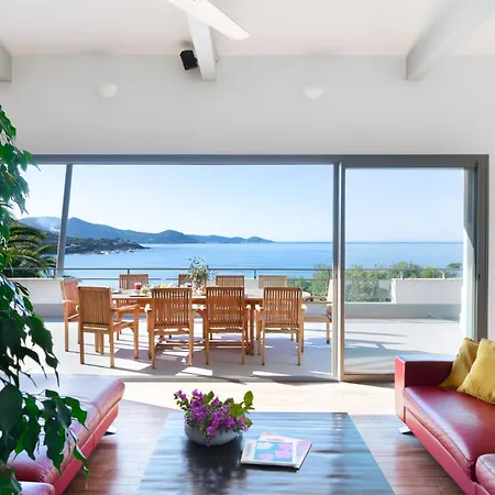 Waterfront Property, Pool, Jacuzzi * Pietrosella